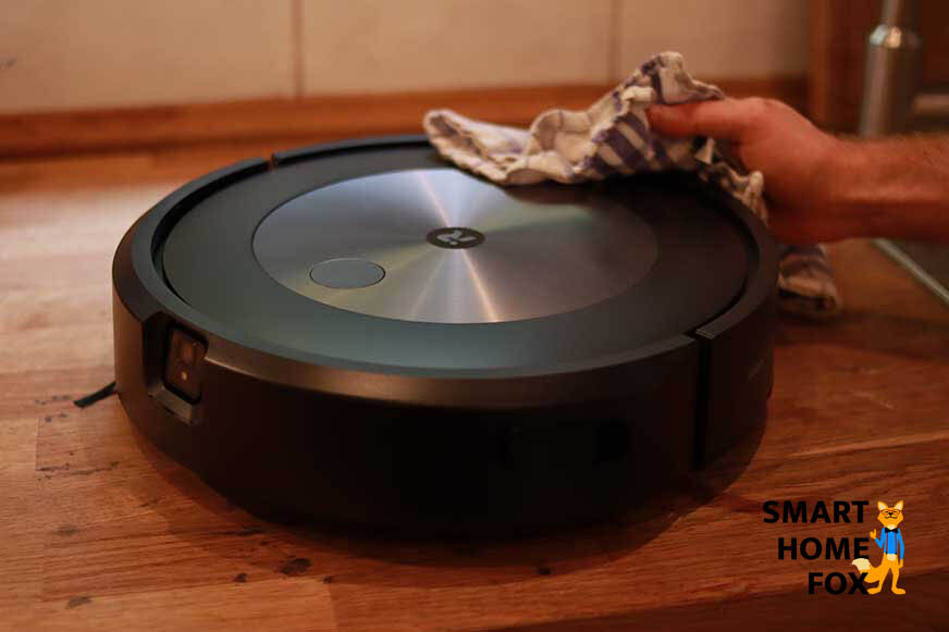 Oberseite des Roomba j7 wird gewischt 